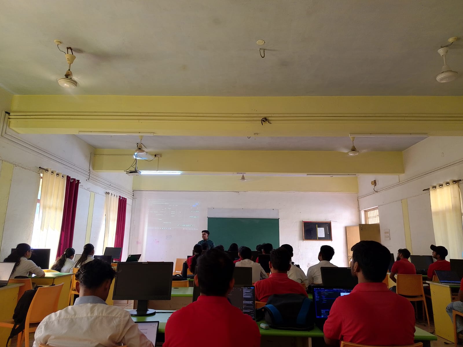 CodeAcharya trainer presenting system design diagram